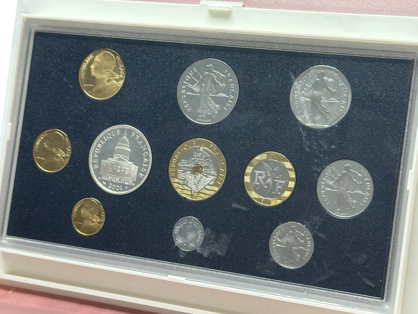 Monnaie de Paris Série Officielle des Francs 2001 Belle Epreuve BE Légère marque sur le coffret