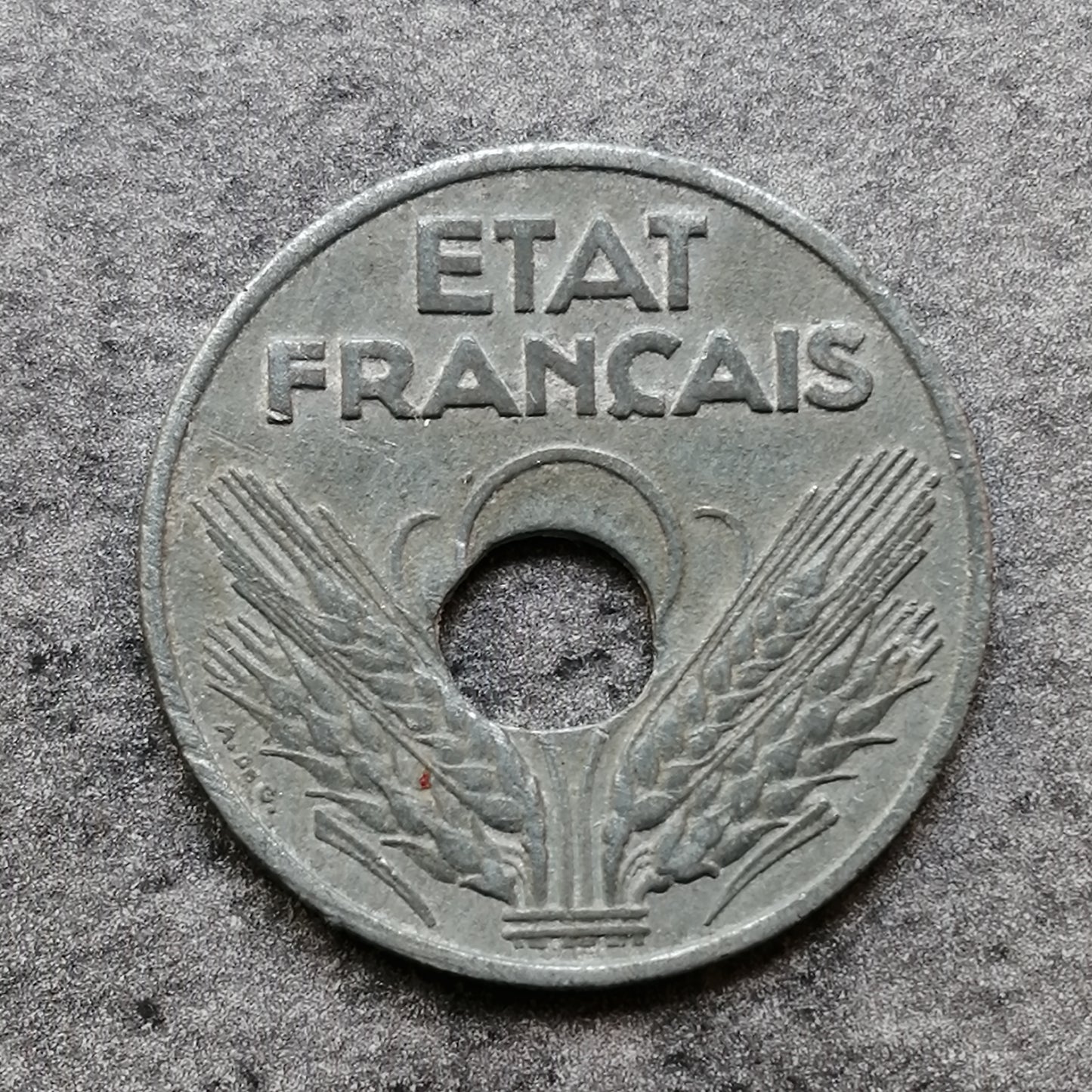 Fautée 20 centimes 1941 trou décentré État français 3.55 gr Zinc G. 321