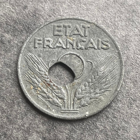 Fauté 20 Centimes TYPE 20 1943 zinc 3.11 gr Trou décentré