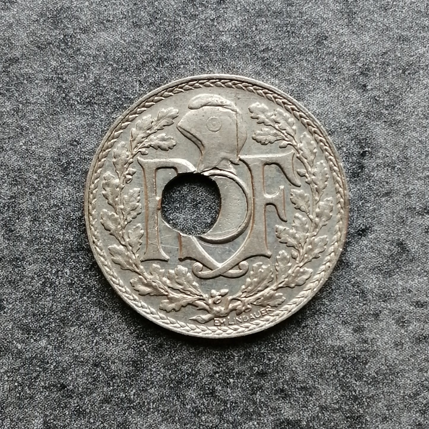 Fauté 5 centimes 1936 trou décentré Lindauer 1.95 gr