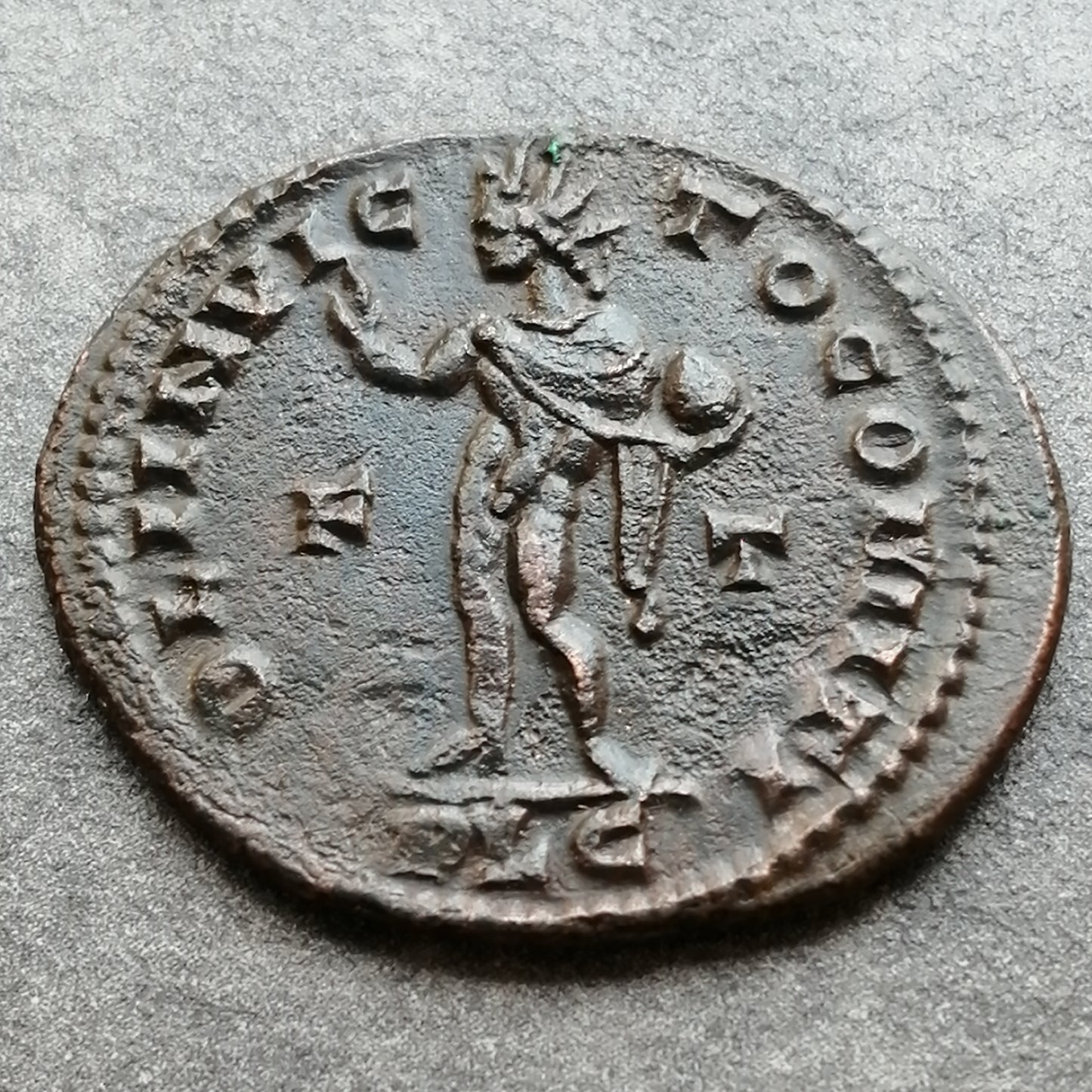 Constantin Ier (306-337) Follis Soli Invicto Comiti Lyon 4.18 gr 24.5 mm