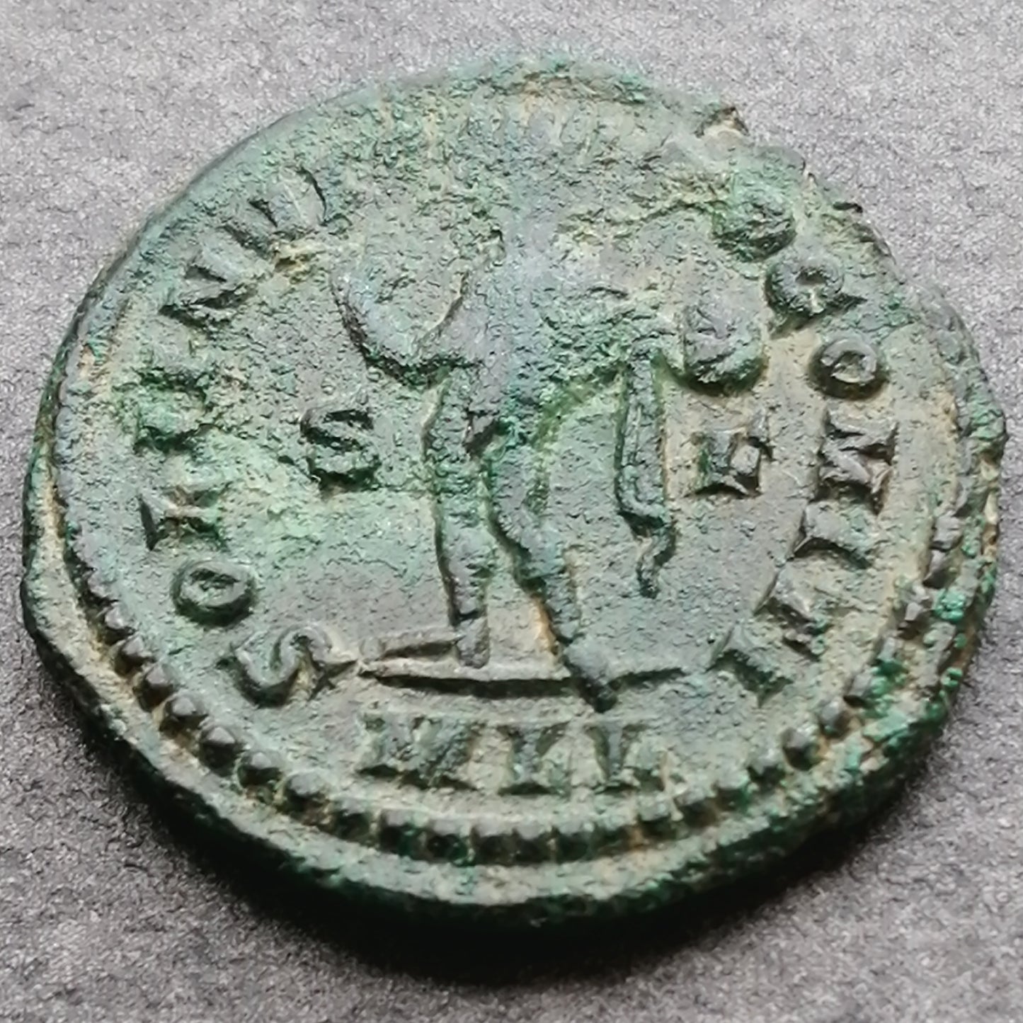 Constantin Ier (306-337) Follis Soli Invicto Comiti Londres (MLL) 3.68 gr 20.5 mm