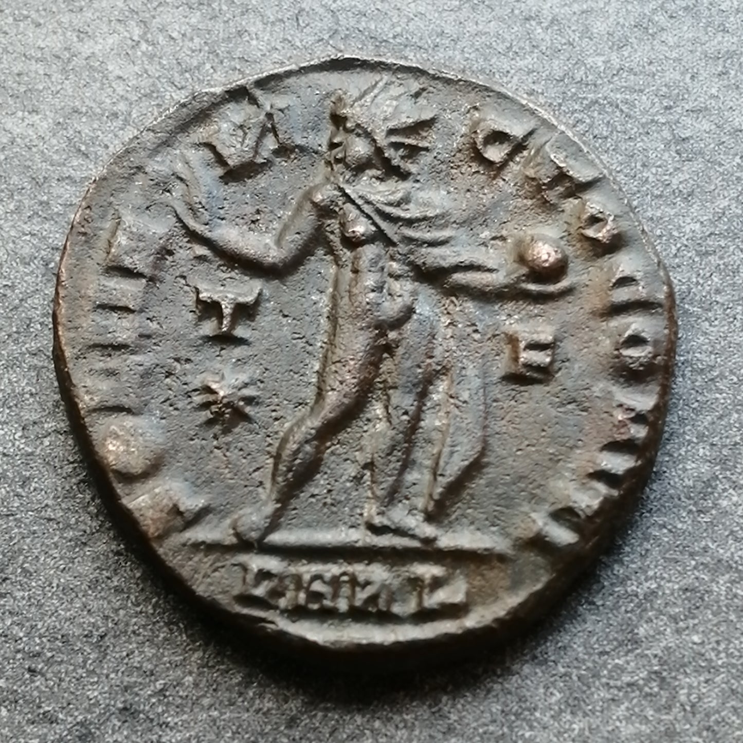 Constantin Ier (306-337) Follis Soli Invicto Comiti Arles 3.54 gr 18.5 mm
