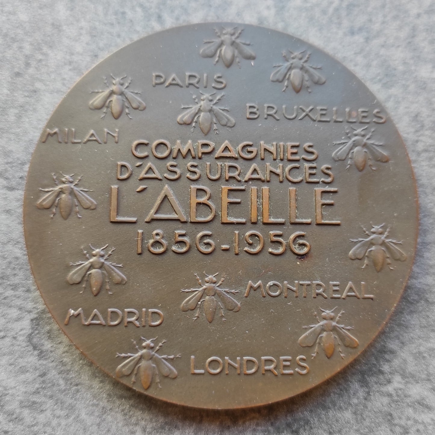 Médaille Compagnies d'assurances l'Abeille 1856-1956 en bronze par Raymond Delamarre 150.76 gr 68 mm
