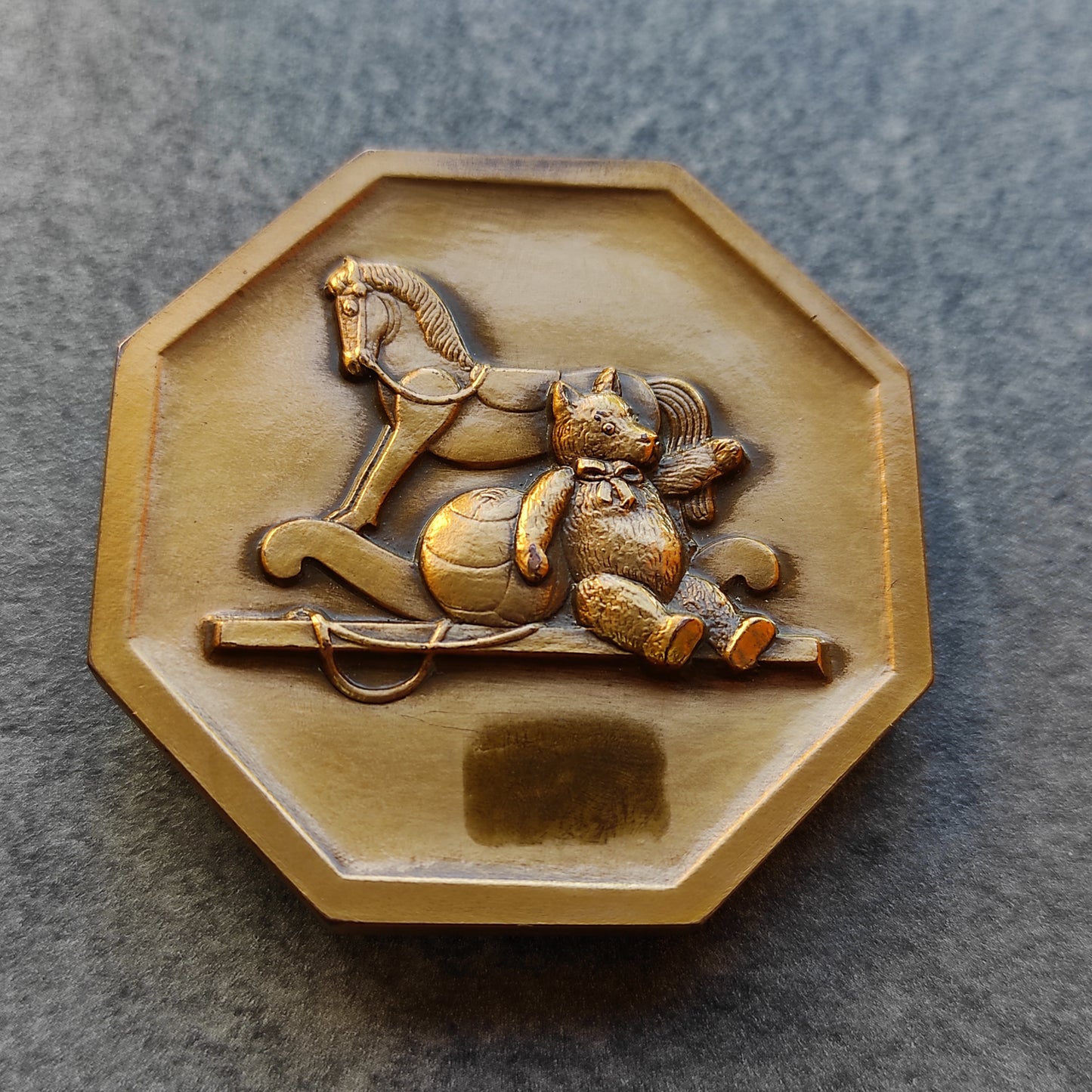 Médaille par P.Turin représentant un jeune enfant et ses jouets. En bronze. 54.7 mm 137.7 gr