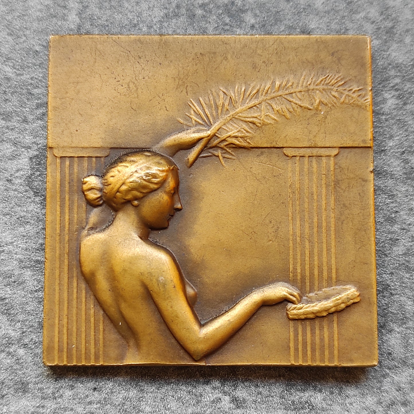 Médaille Plaquette Cyclistes et représentation artistique de la Victoire par André Mery en Bronze 45.93 gr 44x44 mm