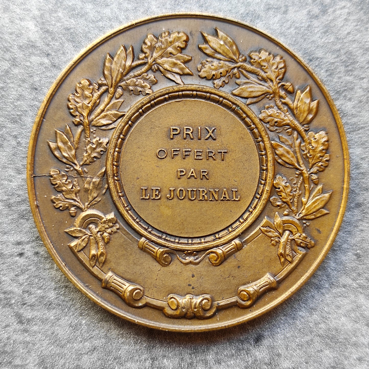 Médaille offerte par Le Journal représentant un pêcheur dans sa barque 46 mm 41.72 gr