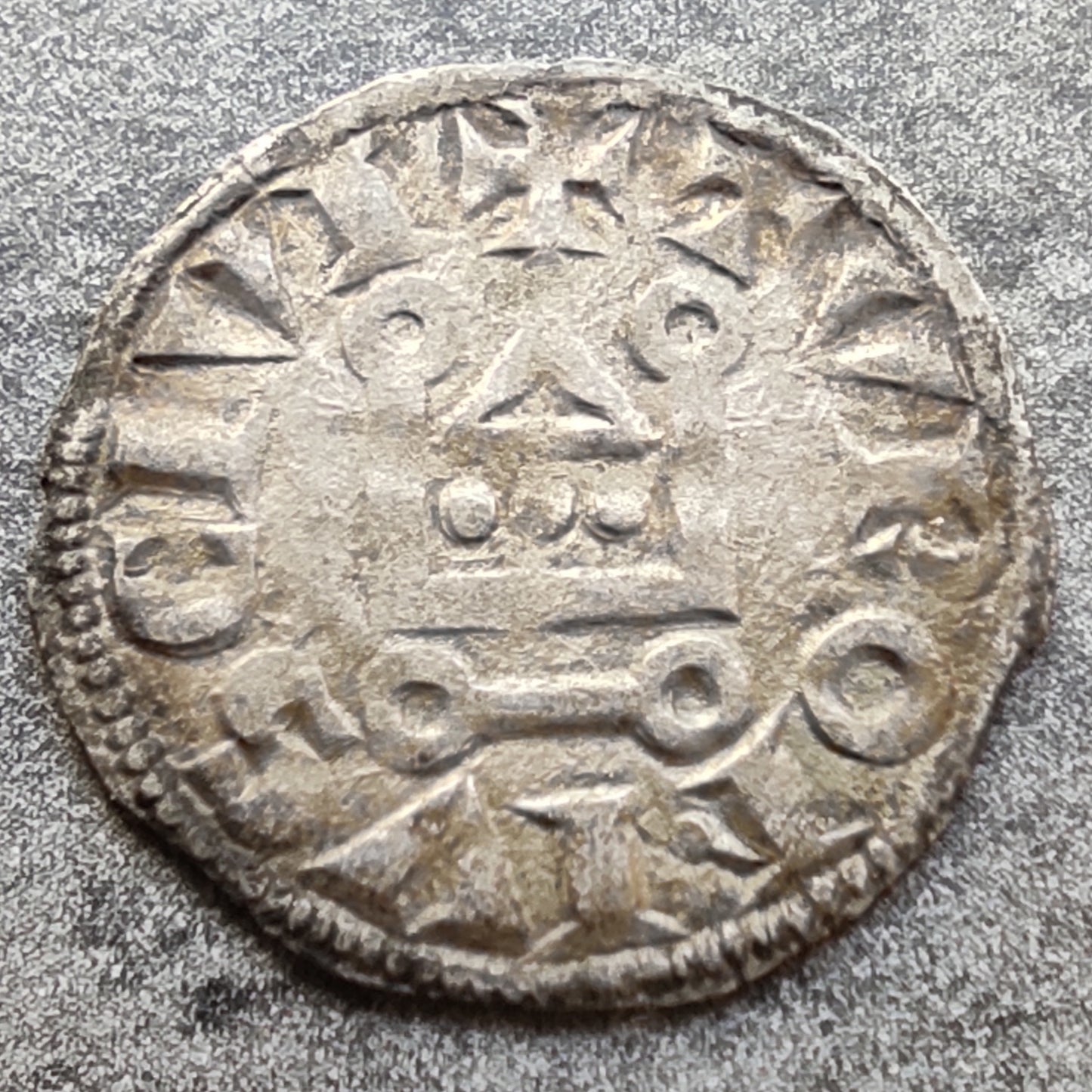 Louis VIII (1223-1226) Louis IX (1226-1245) Denier Tournois 0.94 gr 18mm