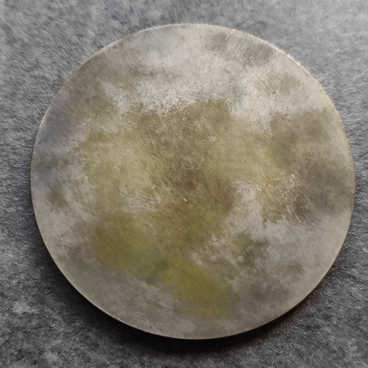 Medaille uniface Par Thenot. Enfant jouant de le flute. Bronze argenté. 55 gr 50 mm