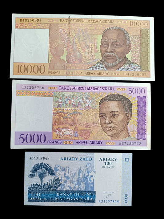 Madagascar lot de 3 billets 5000 et 10000 francs 1994 et 100 Ariary 2004