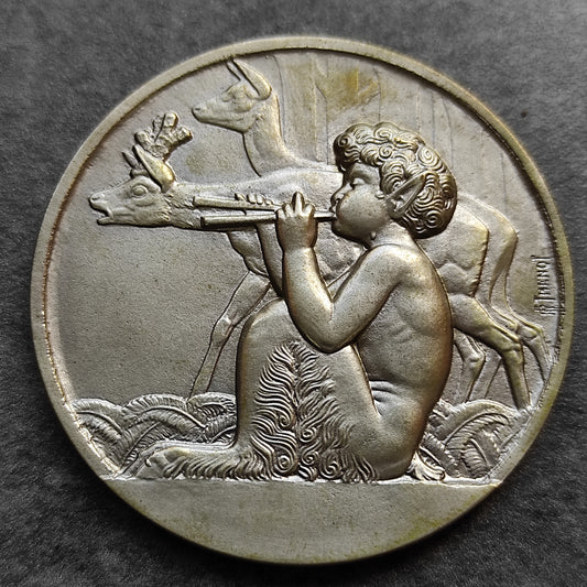 Medaille uniface Par Thenot. Enfant jouant de le flute. Bronze argenté. 55 gr 50 mm