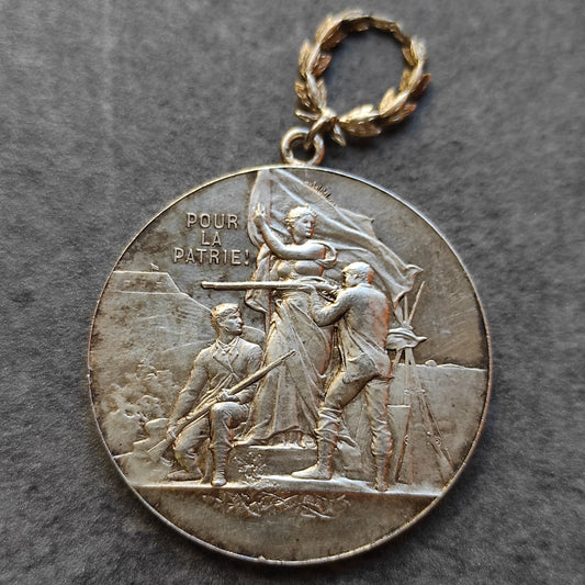 Medaille en argent représentant une scène de tir. Pour la Patrie. 40.8 gr 47 mm