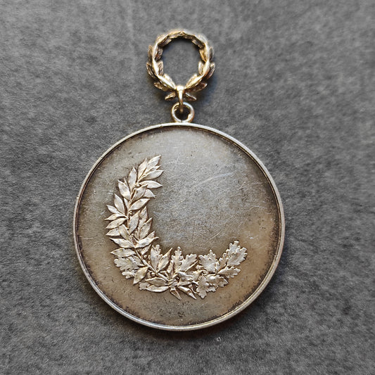 Medaille en argent représentant une scène de tir. Pour la Patrie. 40.8 gr 47 mm