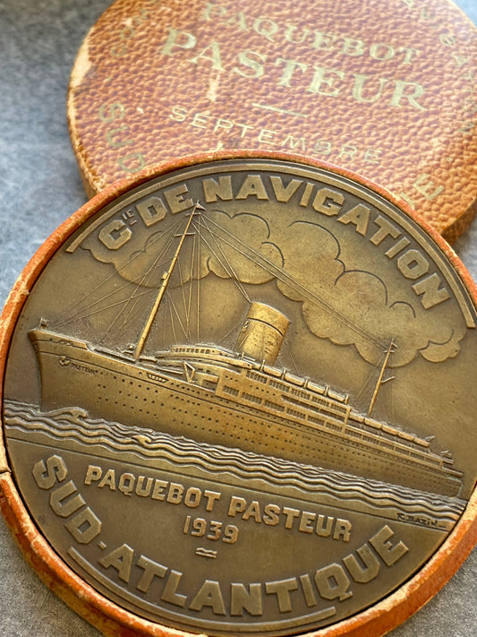 Compagnie de navigation sud-atlantique, le paquebot Pasteur, par Bazin, dans sa boîte, 1939 Paris